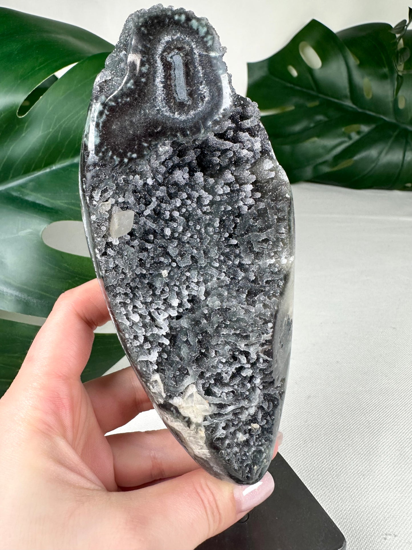 Schwarzer Amethyst mit Calcit Nr.139SA