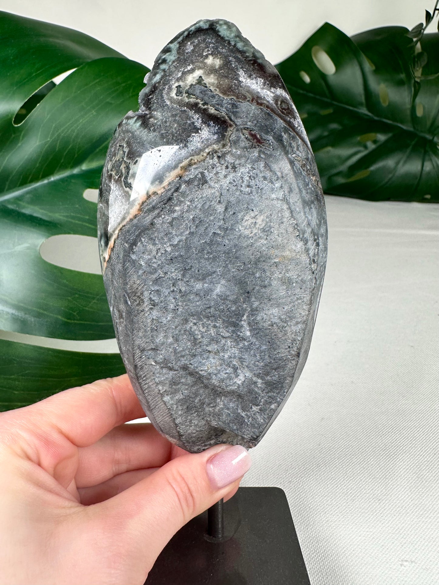 Schwarzer Amethyst mit Calcit Nr.139SA