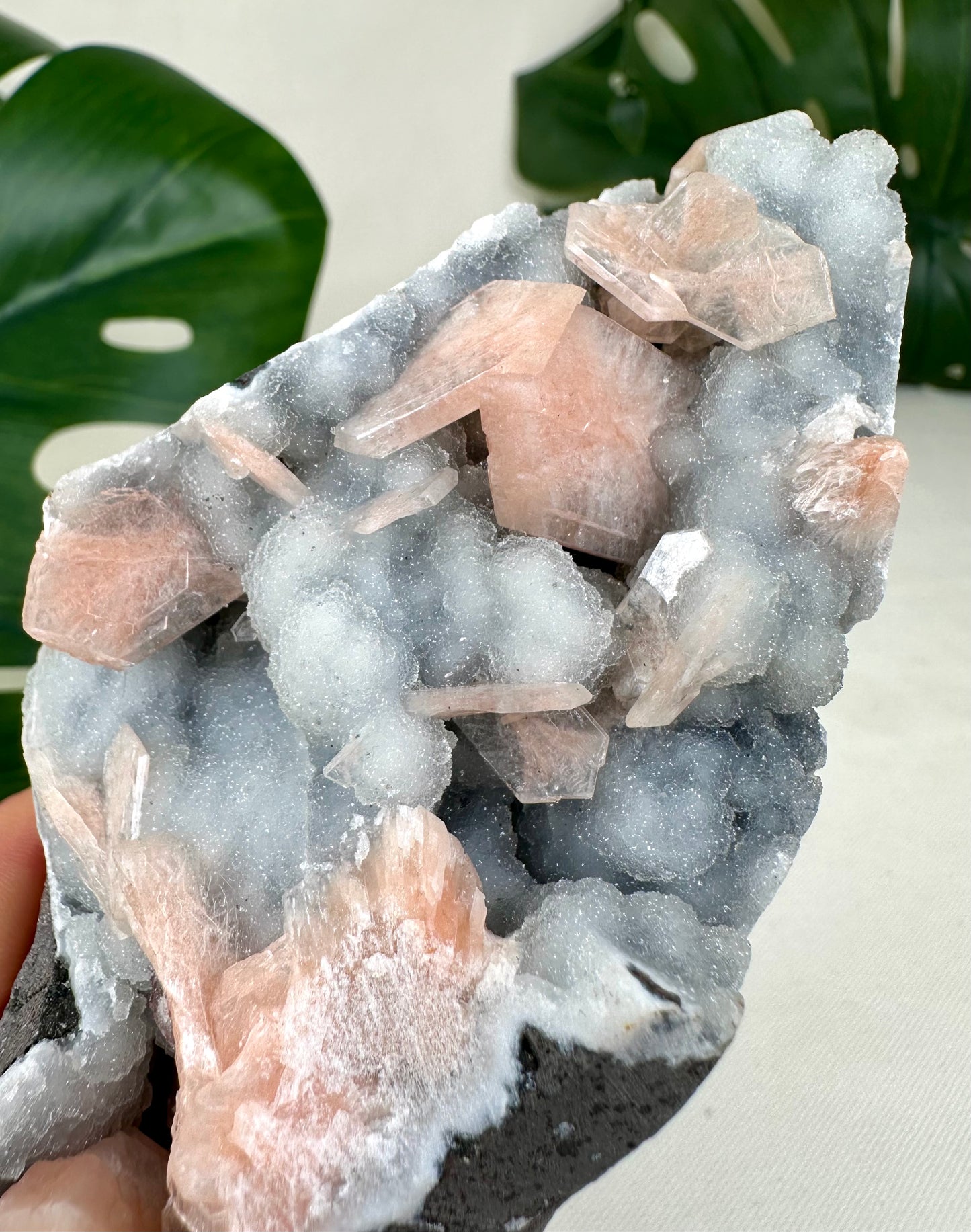 Blauer Chalcedon mit Stilbit Nr.146CS