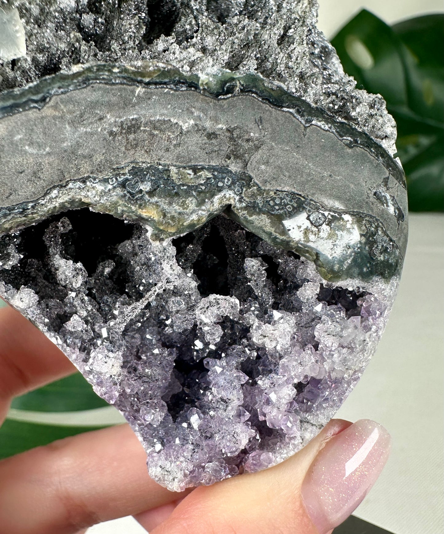 Schwarzer Amethyst mit Quarz Stalagmiten Nr.144SA